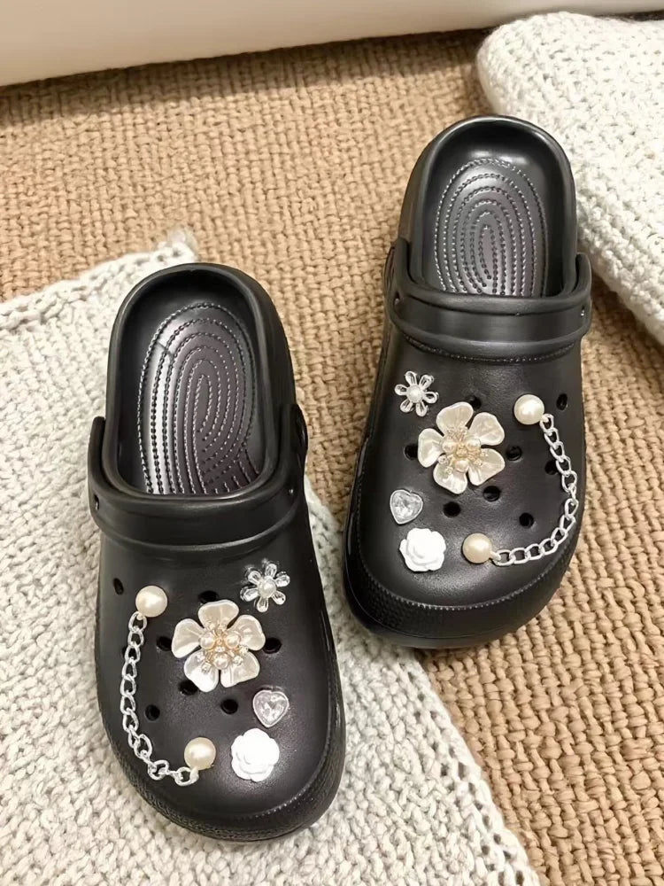 2025 new summer and autumn women's hole slippers wear pearl flower toe slippers with a sense of luxury
