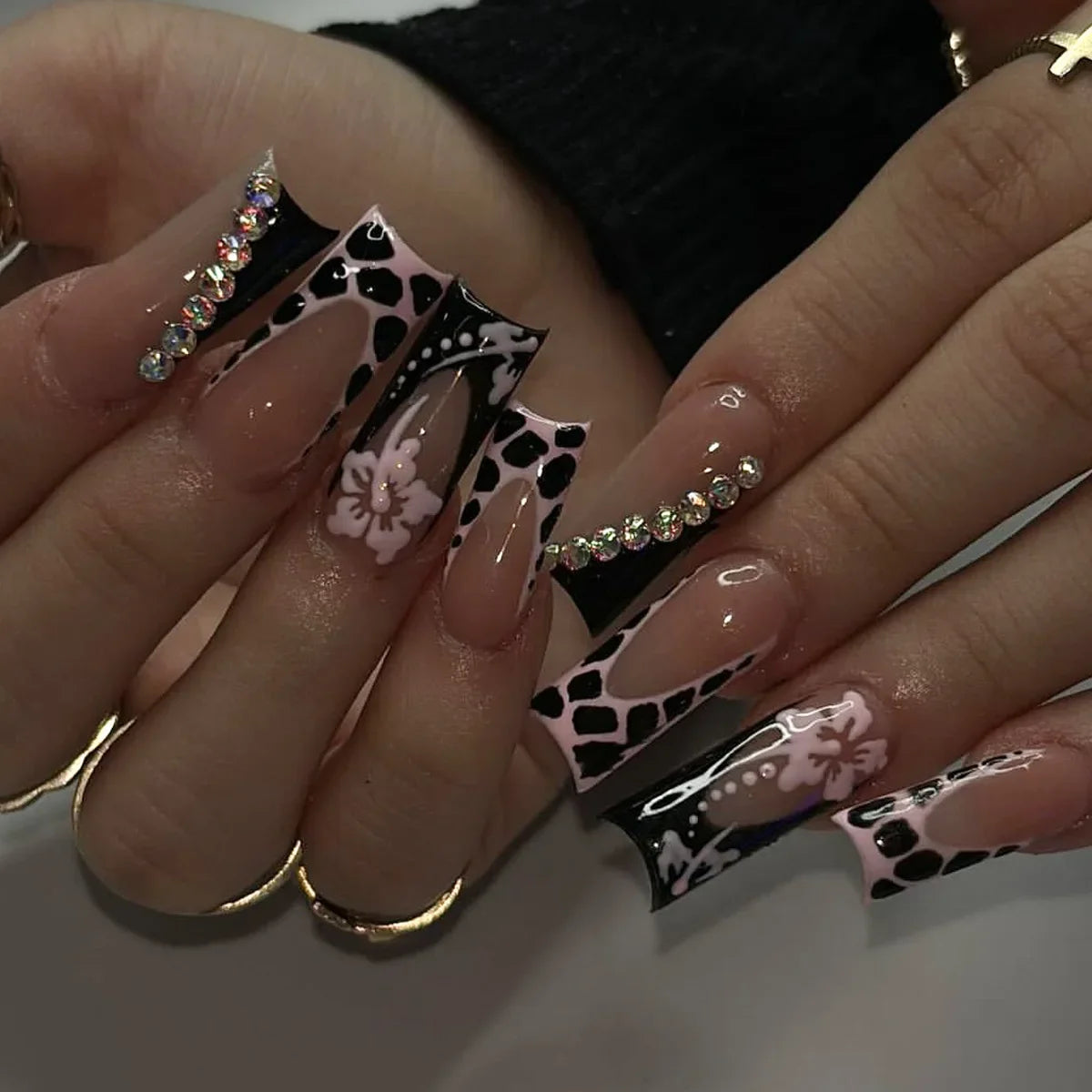 24pcs long coffin French press-on nails in black, featuring elegant bow and diamond details. Chic ballerina-style acrylic nails for a glamorous manicure in minutes.
